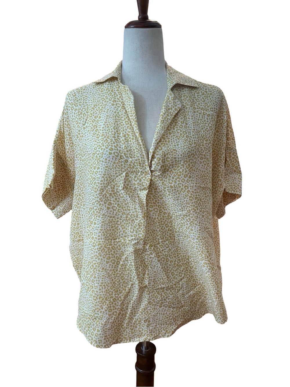 VILAGALLO Button Back Short Sleeved Cotton Blend Leopard Print Blouse
